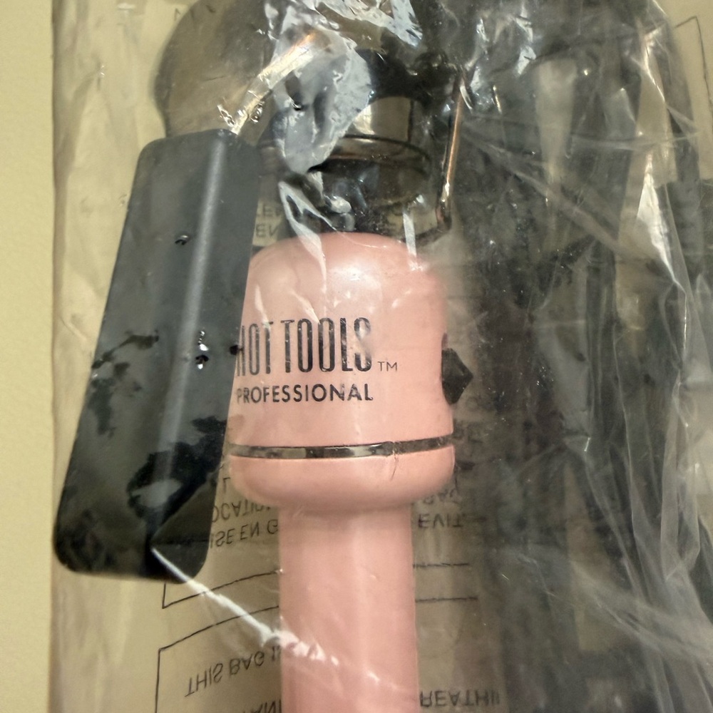 NWOT Hot Tools - Pink Professional 1.25” curling iron